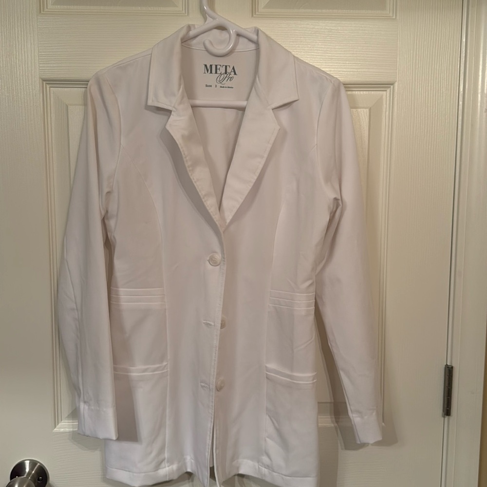 Meta Pro scrub jacket. White.